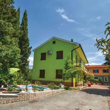 2 Bedroom Awesome In Apartment *