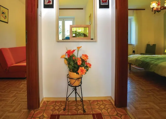 Apartamento 2 Bedroom Awesome In Portorož