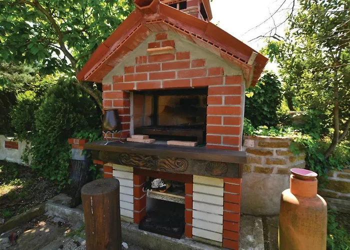 2 Bedroom Awesome In Apartamento *